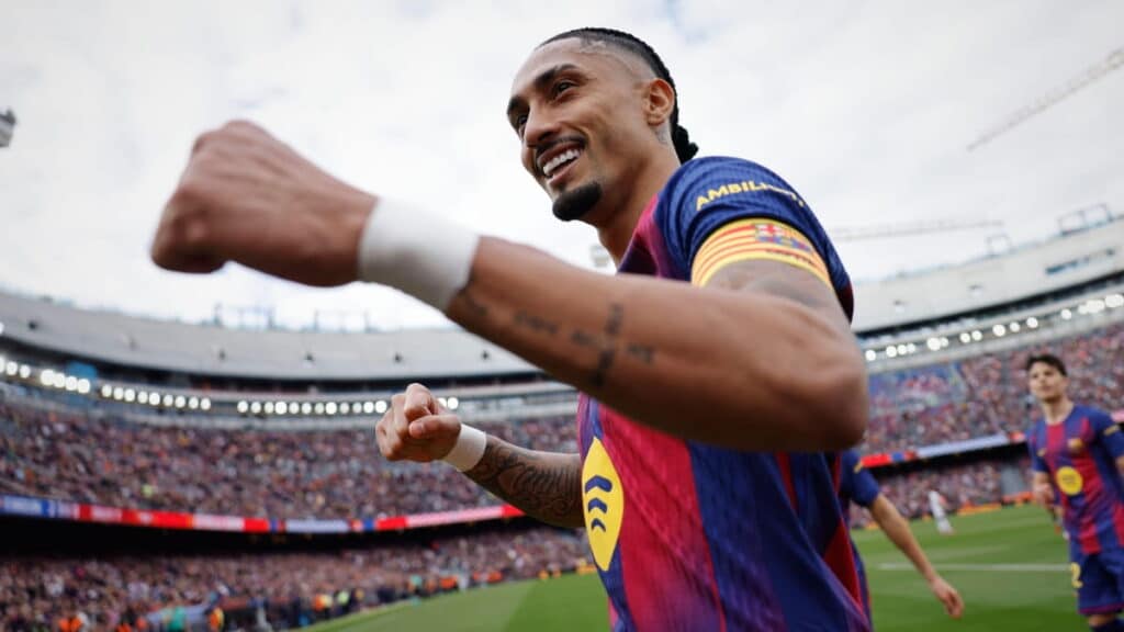 Barcelona-spilleren Raphinha feirer scoringen mot Sevilla