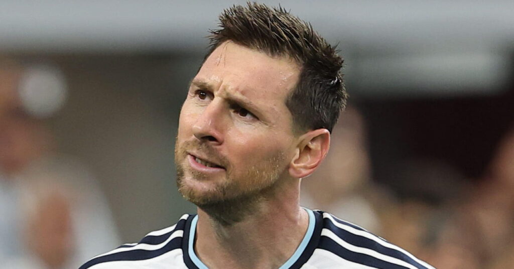 Argentina fotballspiller Lionel Messi ser til høyre og biter tennene sammen mens han var på en fotballbane under FIFA fotball-VM 2026 og iført en lyseblå landslagsfotballskjorte med svart kant