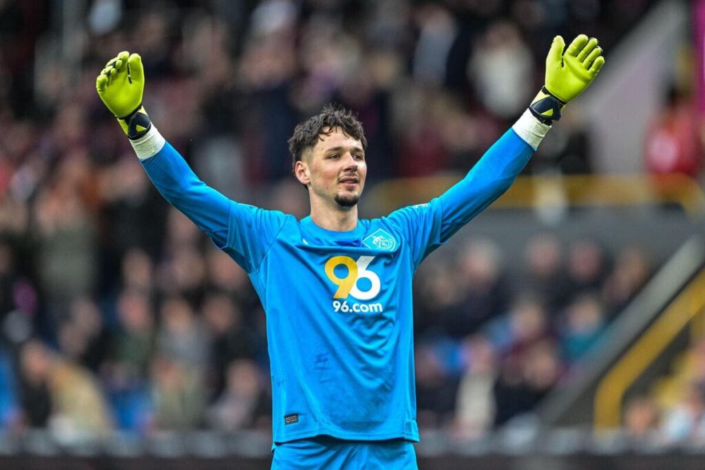 Burnley-keeper James Trafford spiller fotball