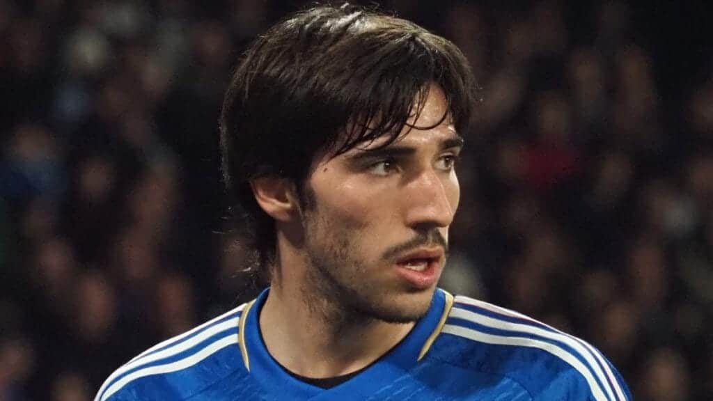 Sandro Tonali spiller fotball for Italia