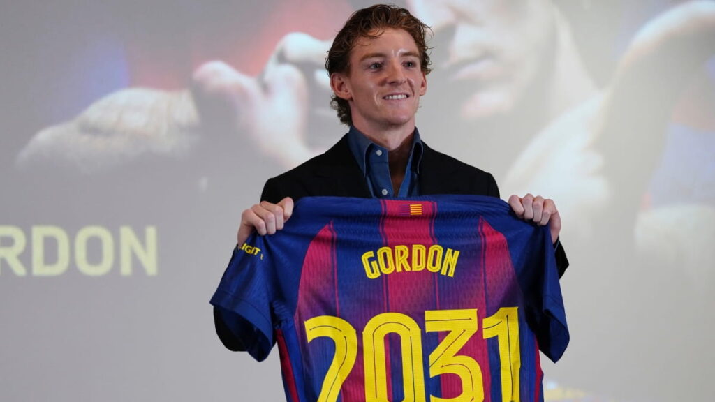 Anthony Gordon signerer for Barcelona