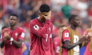 Cristiano Ronaldo &laquo;har fortsatt nivået til å spille i Saudi-Arabia&raquo;, men tvil om verdensmesterskapet i 2030 reist av den brasilianske legenden R9