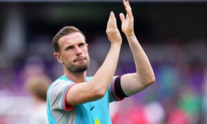 &laquo;Rask bedring&raquo; – Jordan Henderson skadeoppdatering etter operasjon på armen som ble brukket mens han feiret Englands episke verdenscupseier over Mexico