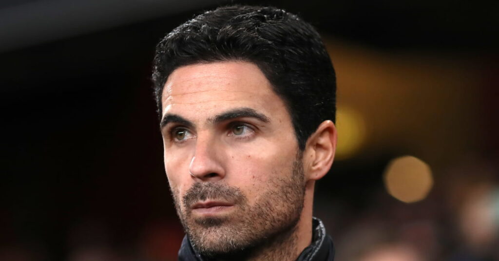 Fotballsjef Mikel Arteta ser til høyre med et blikk av konsentrasjon i et teknisk område på et stadion i rollen som Arsenal-hovedtrener iført en svart poloskjorte