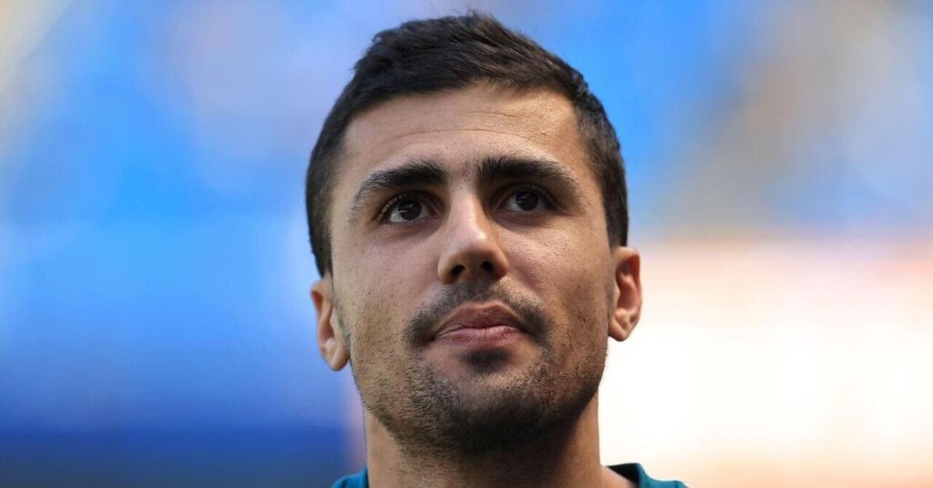 BREAKING: Barcelona gjør et grep for Rodri i forsøk på å slå Real Madrid til Spanias kapteins signatur