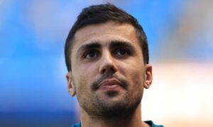 BREAKING: Barcelona gjør et grep for Rodri i forsøk på å slå Real Madrid til Spanias kapteins signatur