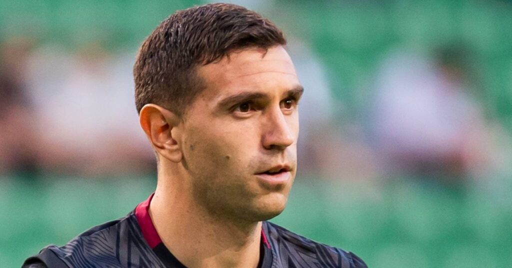 Chelsea vurderer å bytte til Aston Villa-keeper Martinez