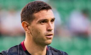 Chelsea vurderer å bytte til Aston Villa-keeper Martinez