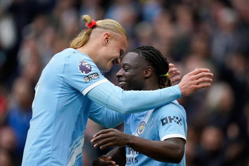 Jeremy Doku og Erling Haaland fra Manchester City
