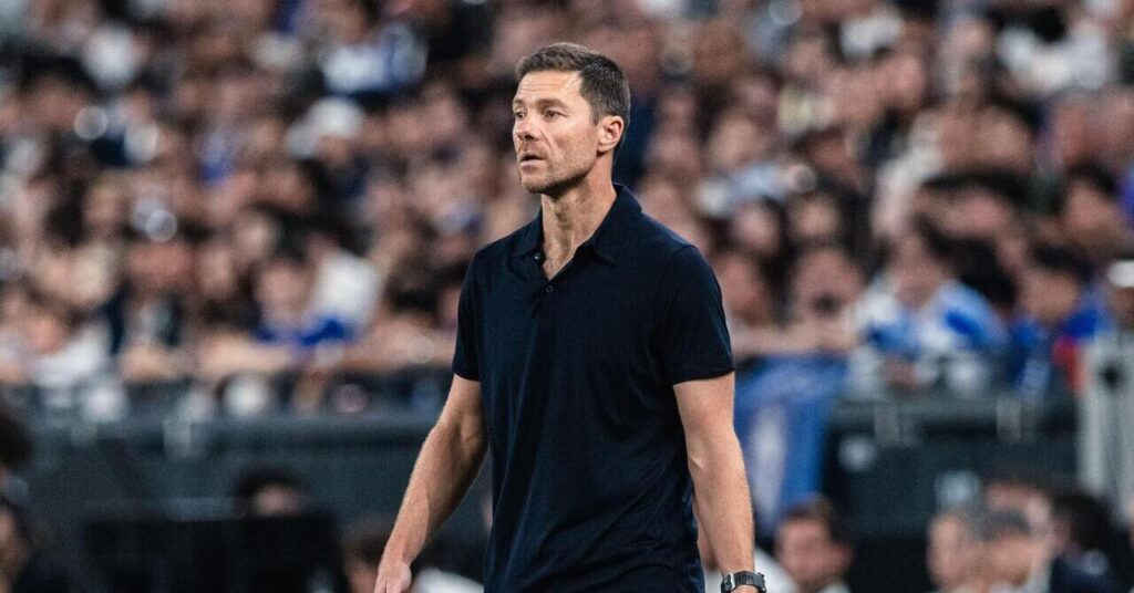 Chelsea-sjef Xabi Alonso ser på fra sidelinjen mens laget hans møter Juventus i en treningskamp før sesongen i Hong Kong