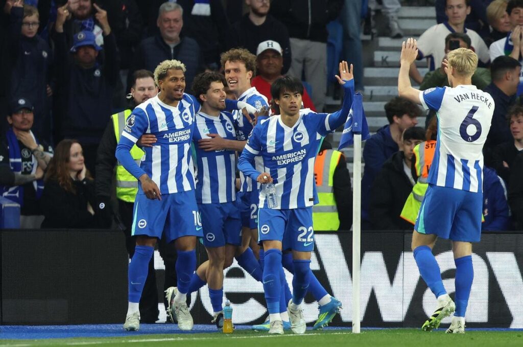 Brighton feirer et mål mot Chelsea.