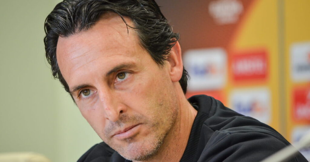 Fotballtrener Unai Emery ser til høyre mens Aston Villa-hovedtreneren er på en pressekonferanse iført en svart topp