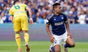 Colombiansk fotball stanset som et jordskjelv med en styrke på 7,4 etterlater spor av ødeleggelse over hele landet