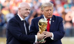 Donald Trump legger vekt på Gianni Infantino mens FIFA-president står overfor anklager om &laquo;bedrag&raquo;.