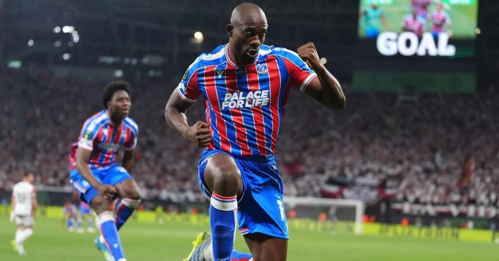 Crystal Palaces Jean-Philippe Mateta feirer å score lagets første mål i kampen under UEFA Europa Conference League-finalen
