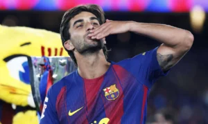 Forhandlingene går videre: Torres setter en fot utenfor Barcelona