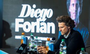 Forlán kommer med en fantastisk overraskelse ved avdukingen som Uruguay-trener