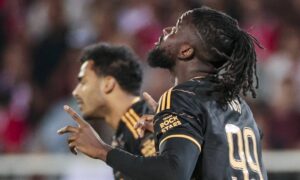 Innbytter Tolu Arokodare gir Ajax en utmerket startposisjon med et mål og en assist