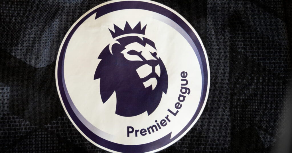 Premier League-fotballkonkurransens logo som viser en grafikk av en løve som har på seg en krone og ser til venstre i mørkt trykk på en sirkulær hvit bakgrunn mot en mørk firkant