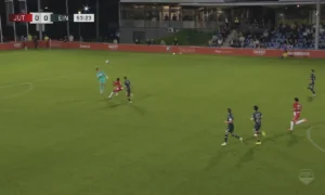 Bisarre scener: treneren slår opp over dommerens komiske tabbe i Eerste Divisie