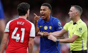 &laquo;Den mest irriterende tingen i verden!&raquo; – Paul Scholes anklager Declan Rice for å utløse Morgan Rogers-sammenstøt i Arsenals seier over Chelsea