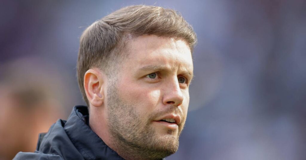 Fotballsjef Fabian Hurzeler ser til venstre mens hovedtreneren for Premier League-laget Brighton og Hove Albion har på seg en svart frakk