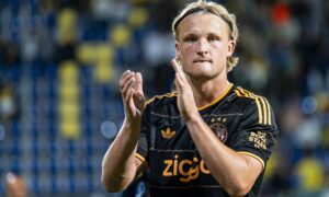 Míchel foretrekker Dolberg fremfor Leonardo hos Ajax: «Det har ingenting med saken å gjøre»