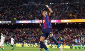 På video: En stormfull natt på Camp Nou: Barcelona regner syv mål over Racing og klarerer seg i toppen