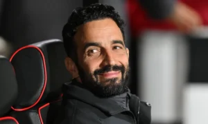 «Jeg ville ikke le hvis jeg lå under 3-0» – Robbie Savage smiler flirende Ruben Amorim under AC Milan-tømmingen mot Bournemouth