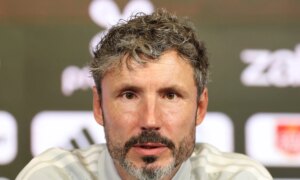 Mark van Bommel møter en mengde spørsmål på pressekonferansen om et stort navn med Belgia
